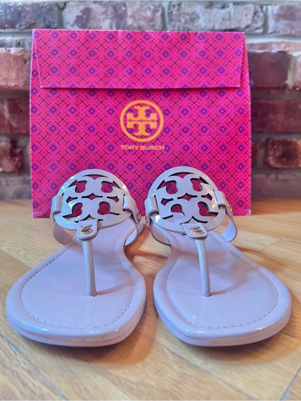 **SOLD** Tory Burch Sea Shell Pink Patent Leather Miller Sandals - Picture 5 of 10